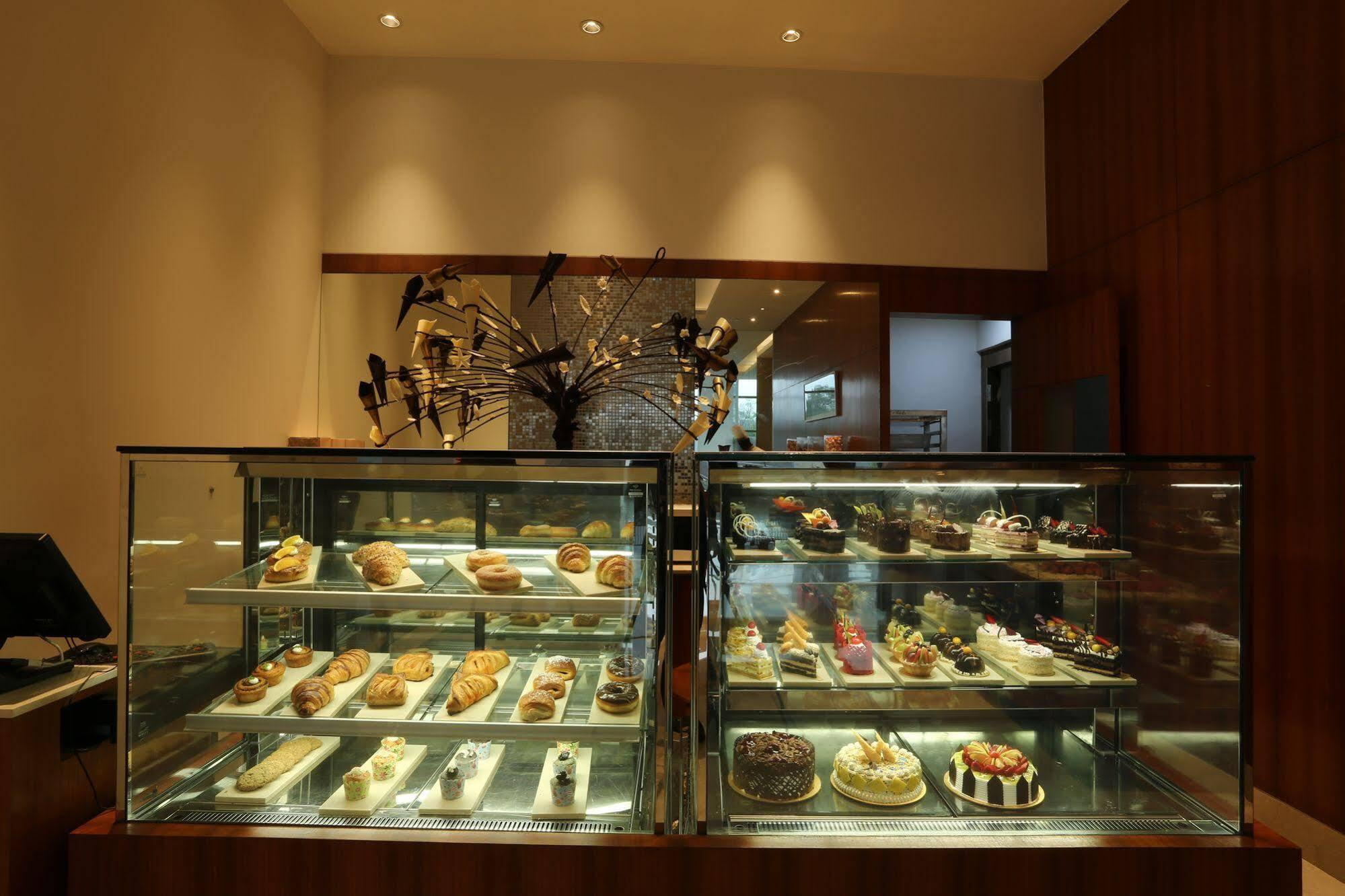 Готель Taj Swarna, Амрітсар Екстер'єр фото A pastry display case