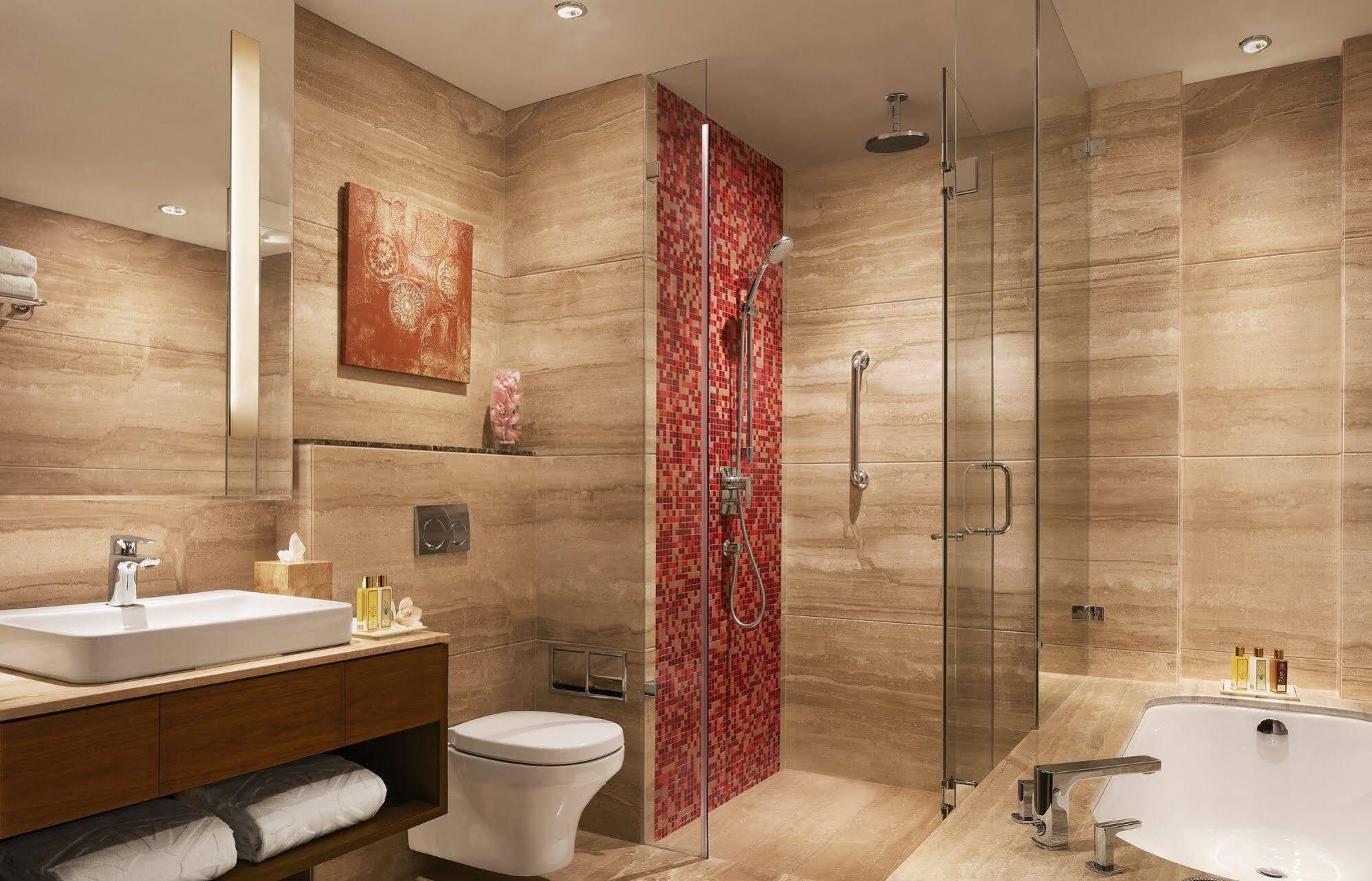 Готель Taj Swarna, Амрітсар Екстер'єр фото A modern bathroom