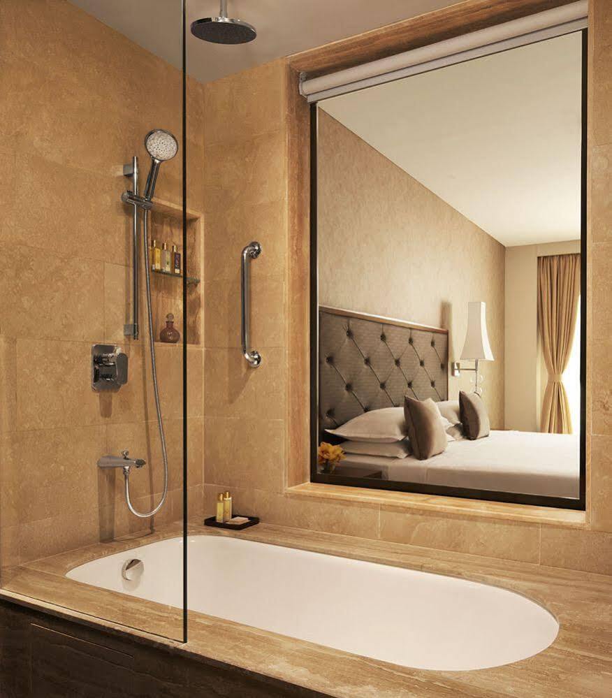 Готель Taj Swarna, Амрітсар Екстер'єр фото Bathroom