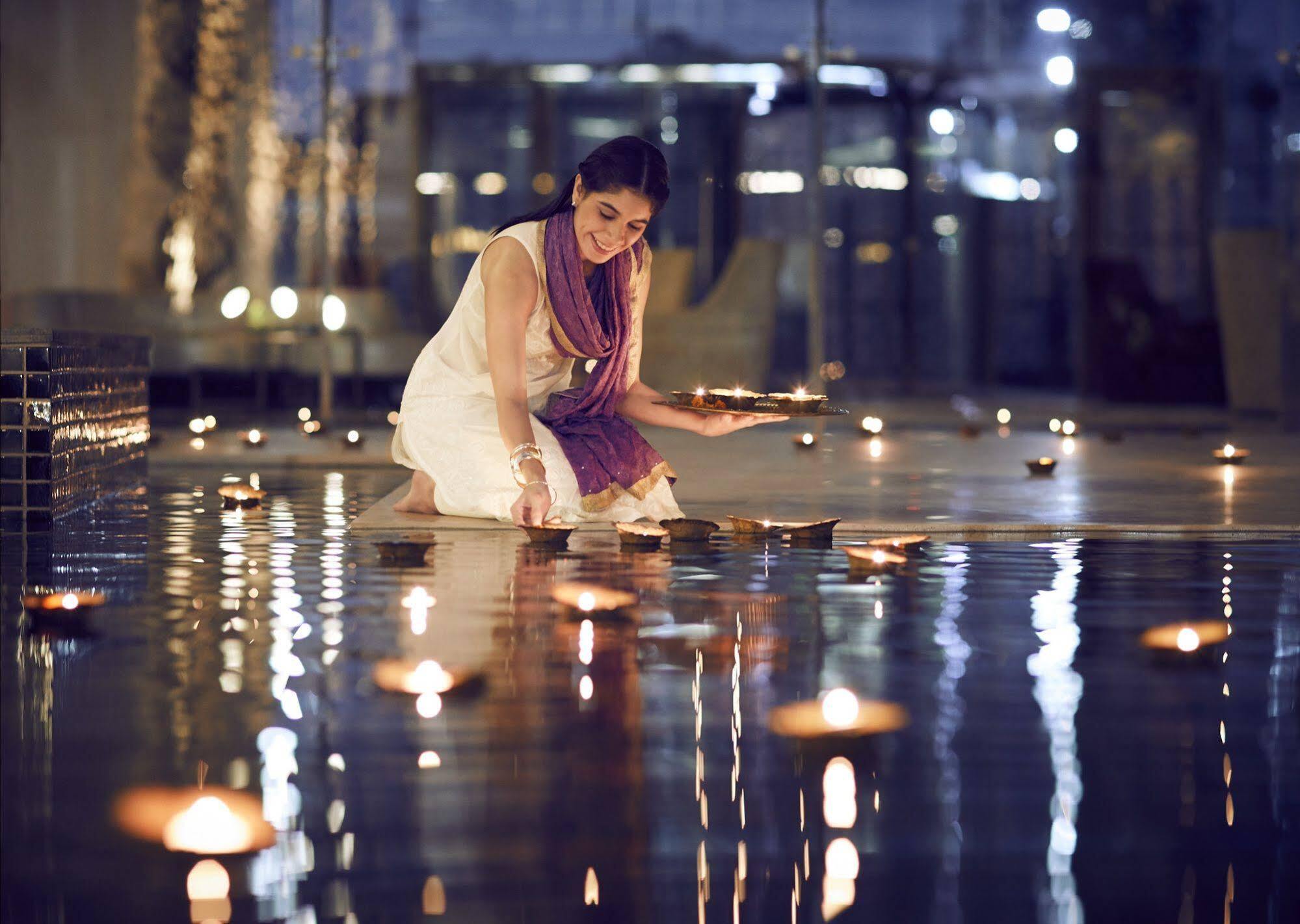 Готель Taj Swarna, Амрітсар Екстер'єр фото A woman lighting a diya